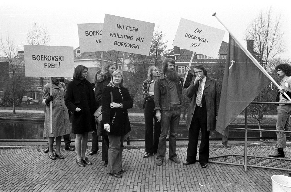 Demonstratie voor Boekorski voor Russische ambassade in Den Haag , demonstranten, Bestanddeelnr 927-0941