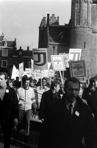 Demonstratie van Werkende Jongeren in Den Haag . Demonstranten op Binnenhof met , Bestanddeelnr 922-9295