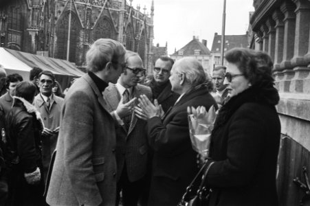 Den Uyl in gesprek met omstanders, rechts Liesbeth den Uyl-Van Vessem, Bestanddeelnr 924-3956 photo