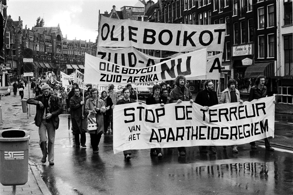 Demonstratie tegen Apartheid in Zuid Afrika in Amsterdam, Bestanddeelnr 930-8952