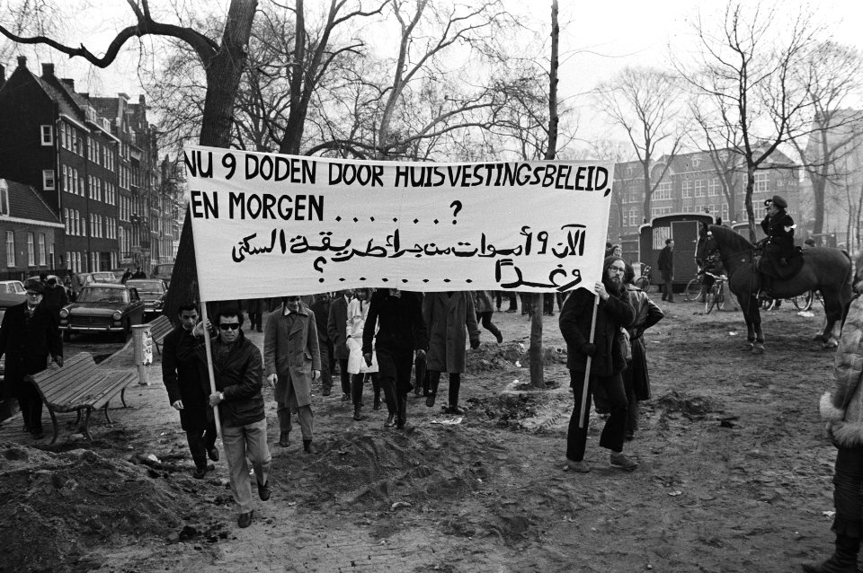 Demonstratie van voornamelijk gastarbeiders tegen slechte behuizing gastarbeider, Bestanddeelnr 924-0887