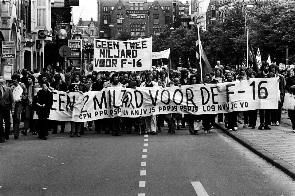 Demonstratie tegen aanschaf extra F16 gevechtsvliegtuigen demonstranten, Bestanddeelnr 930-8884