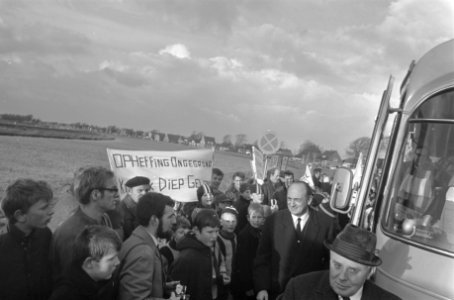 Demonstratie tegen annexatie van Koedijk en St. Pancras door Alkmaar mensen met , Bestanddeelnr 922-0621