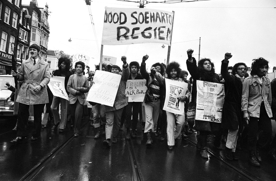 Demonstratie van Zuid-Molukkers samen met de Vrijheidsschool te Amsterdam, Bestanddeelnr 923-9725