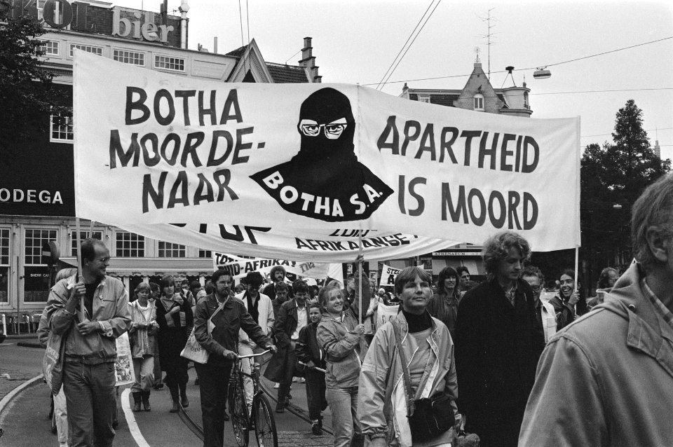 Demonstratie tegen apartheid Zuid Afrika in Amsterdam spandoek met Apartheid i, Bestanddeelnr 933-0714