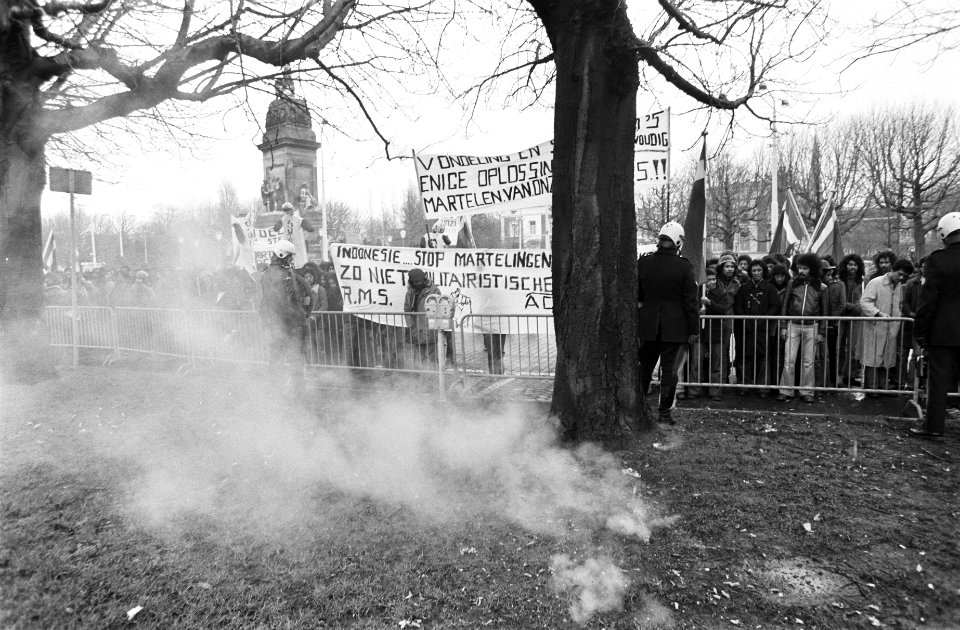 Demonstratie van Zuid Molukkers in Den Haag leidt tot vechtpartijen demonstrant, Bestanddeelnr 927-6648