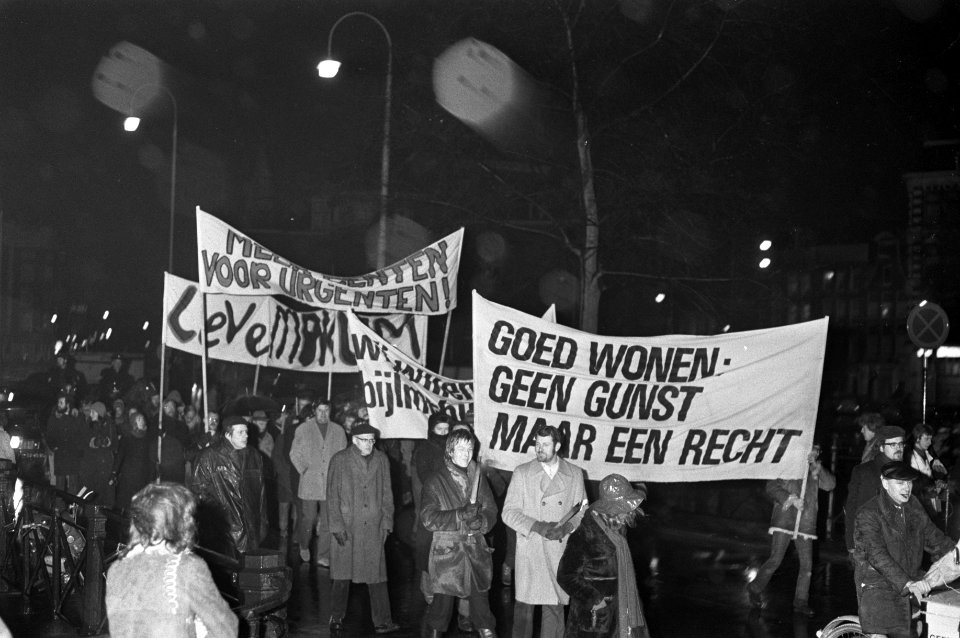 Demonstratie Voor het behoud van Amsterdam demonstrant met spandoeken, Bestanddeelnr 925-3396