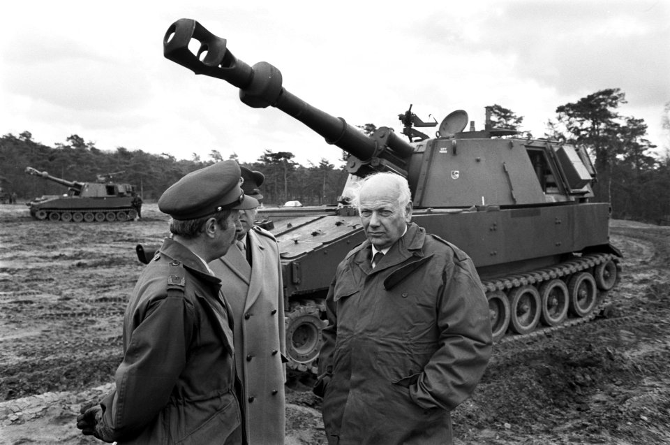 Den Uyl bij een M-109-tank tijdens oefening, Bestanddeelnr 929-1206