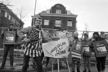 Demonstratie voor Amerikaans consulaat in Amsterdam tegen voorstel Reagan voor h, Bestanddeelnr 934-1820