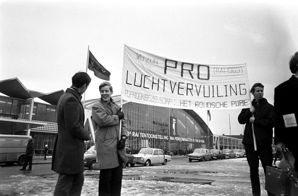 Demonstratie van studenten tegen luchtverontreiniging voor de RAI, Amsterdam stu, Bestanddeelnr 922-1269