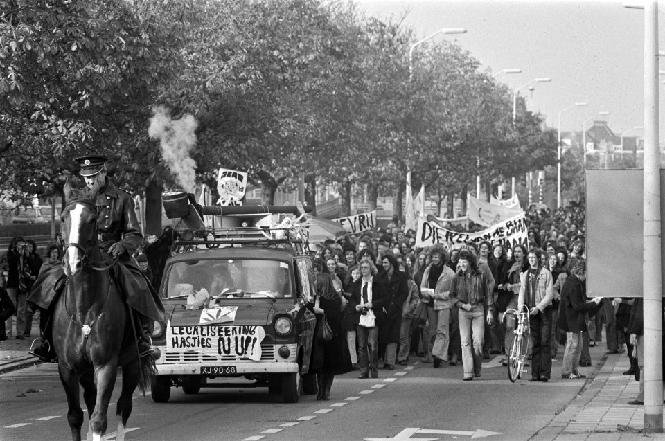 Demonstratie voor hasj-legalisering, Den Haag demonstranten onderweg naar Binn, Bestanddeelnr 928-2464