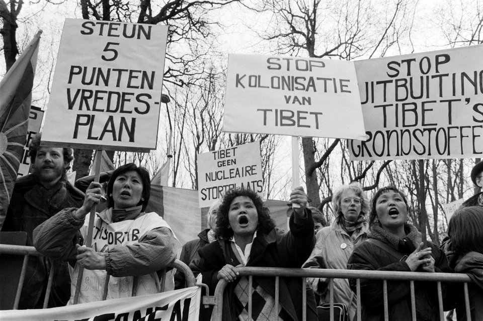 Demonstratie van Tibetanen bij de Chinese ambassade in Den Haag, Bestanddeelnr 934-4186
