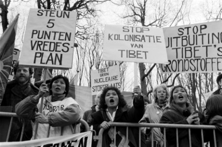 Demonstratie van Tibetanen bij de Chinese ambassade in Den Haag, Bestanddeelnr 934-4186