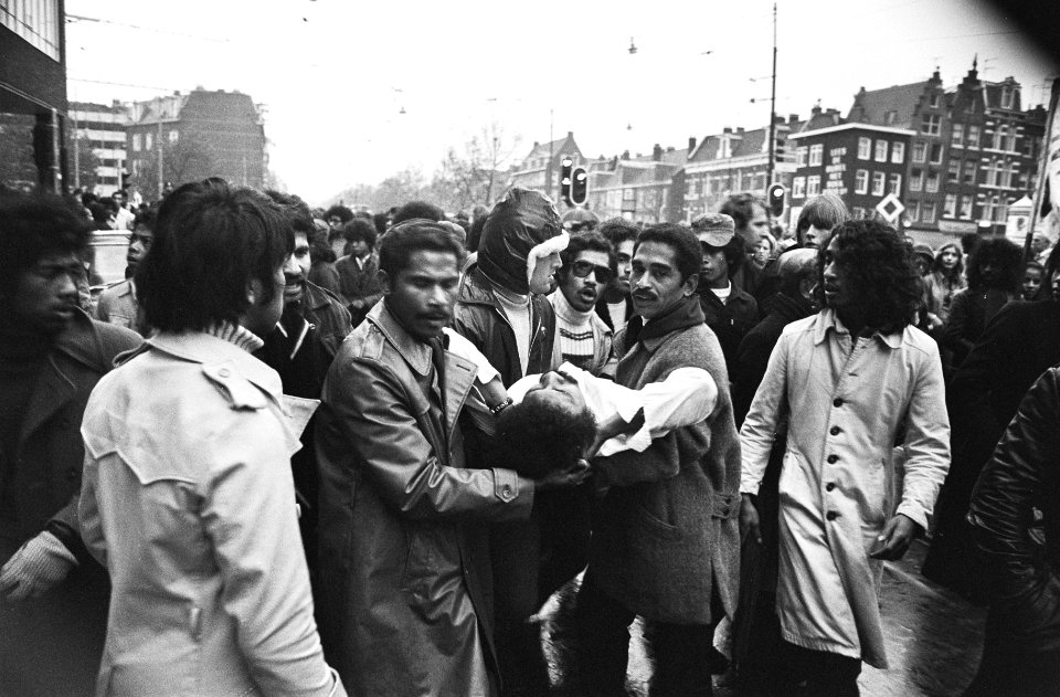 Demonstratie van Zuid-Molukkers samen met de Vrijheidsschool te Amsterdam gew, Bestanddeelnr 923-9721