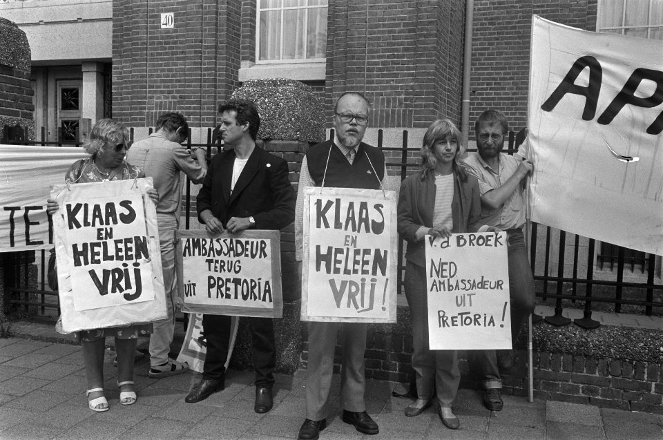 Demonstratie voor de Zuidafrikaanse ambassade voor vrijlating van Klaas de Jonge, Bestanddeelnr 933-3749
