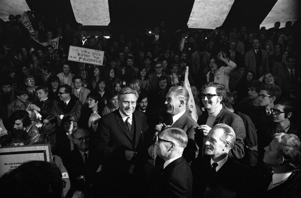 Demonstratie van Werkende Jongeren in Den Haag . In de circustent, Bestanddeelnr 922-9285