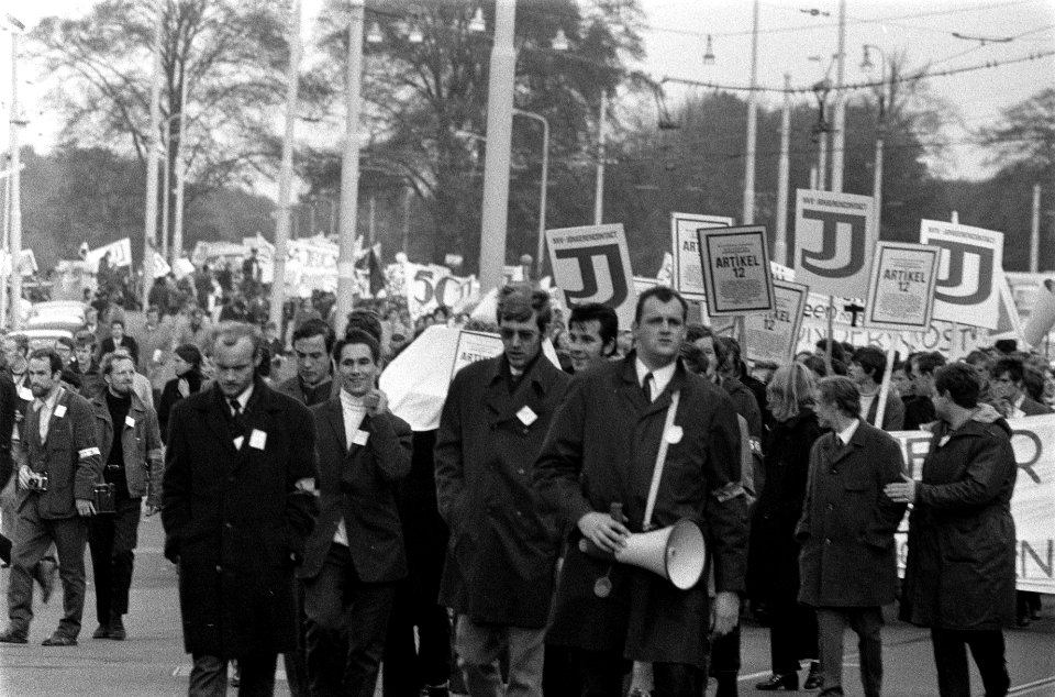 Demonstratie van Werkende Jongeren in Den Haag . Demonstranten onderweg, Bestanddeelnr 922-9290
