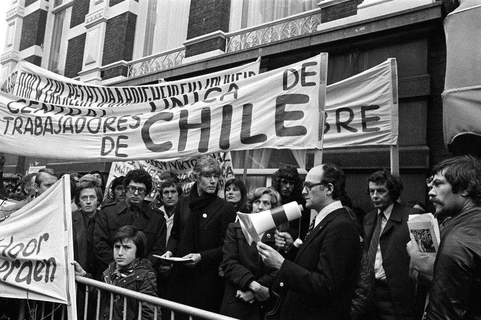 Demonstratie voor Chileense ambassade in Den Haag Johan van Minnen ,Ed van Thi, Bestanddeelnr 929-0412