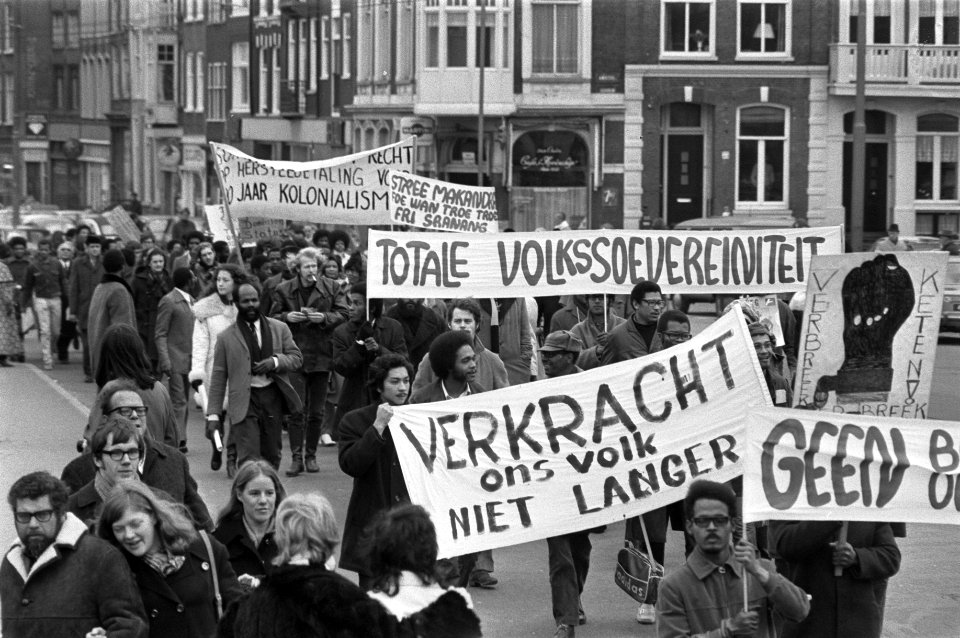 Demonstratie van Surinamers in Amsterdam voor zelfstandigheid voor Suriname, dem, Bestanddeelnr 925-2286