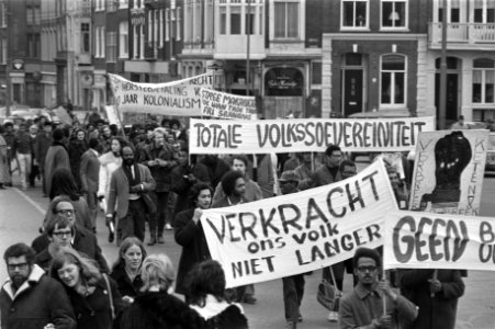 Demonstratie van Surinamers in Amsterdam voor zelfstandigheid voor Suriname, dem, Bestanddeelnr 925-2286