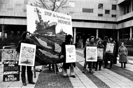 Demonstratie voor Haags Paleis van Justitie ivm verkoop oorlogsschepen aan In, Bestanddeelnr 930-6100