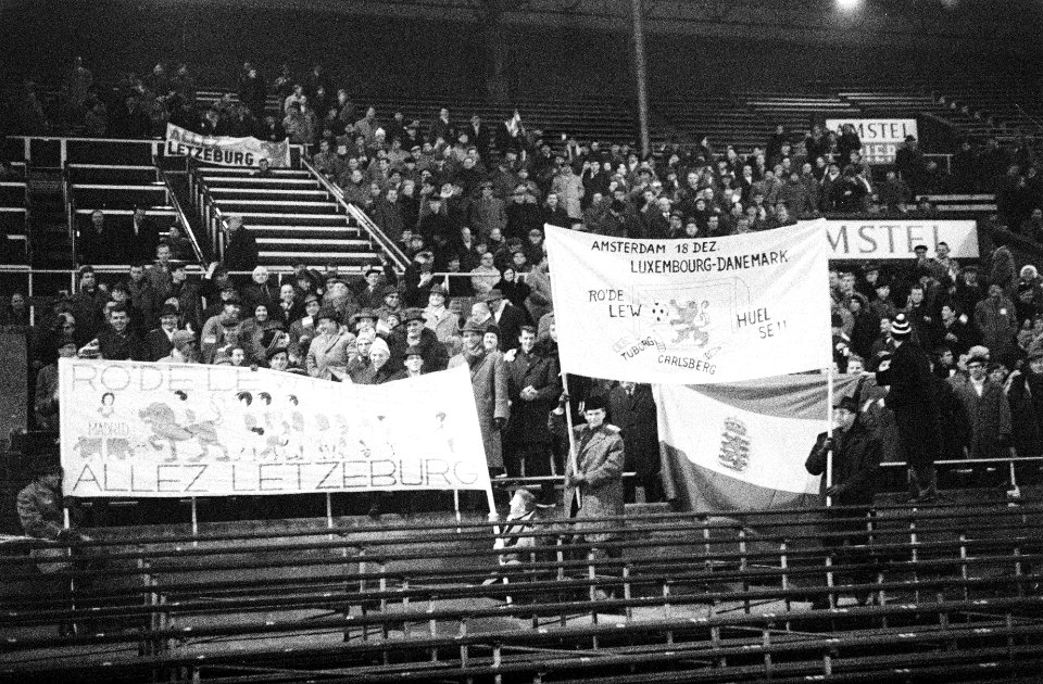 Denemarken tegen Luxemburg 1-0 Buitenlandse spandoeken op het stadion, Bestanddeelnr 915-8618