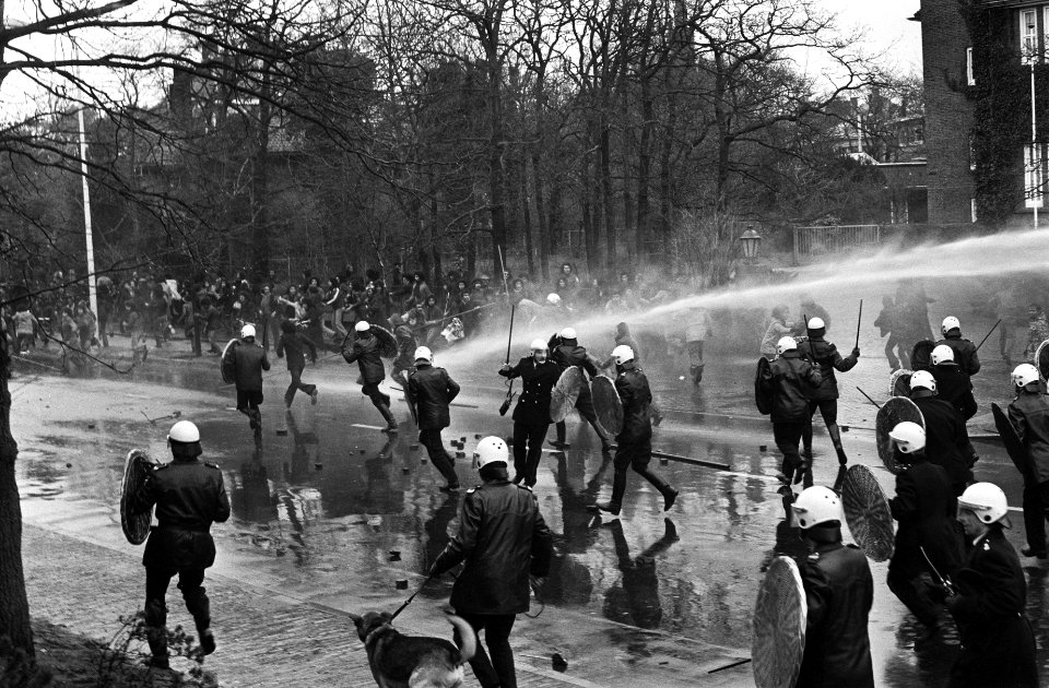Demonstratie van Zuid Molukkers in Den Haag leidt tot vechtpartijen politie voe, Bestanddeelnr 927-6640