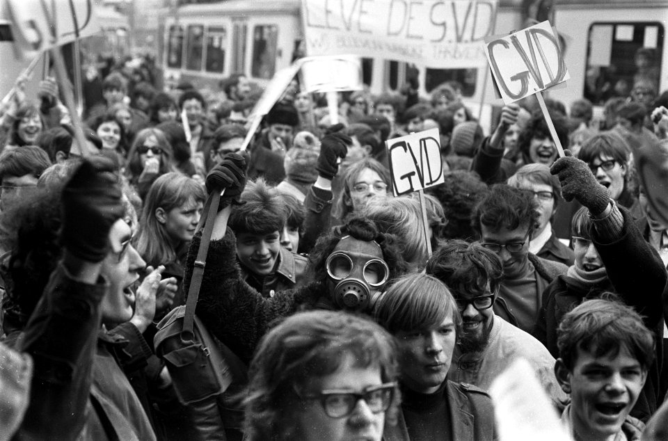 Demonstratie plusminus 500 jongeren tegen verhoging Amsterdamse tramtarieven jon, Bestanddeelnr 922-1543