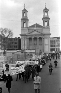 Demonstratie van Surinamers in Amsterdam voor zelfstandigheid voor Suriname, dem, Bestanddeelnr 925-2287