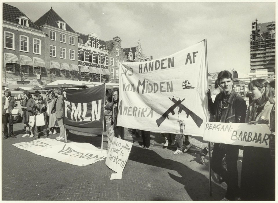 Demonstratie op de Grote Markt tegen de aanwezigheid van Amerikaanse troepen in El Salvador. NL-HlmNHA 54025947