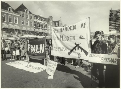 Demonstratie op de Grote Markt tegen de aanwezigheid van Amerikaanse troepen in El Salvador. NL-HlmNHA 54025947