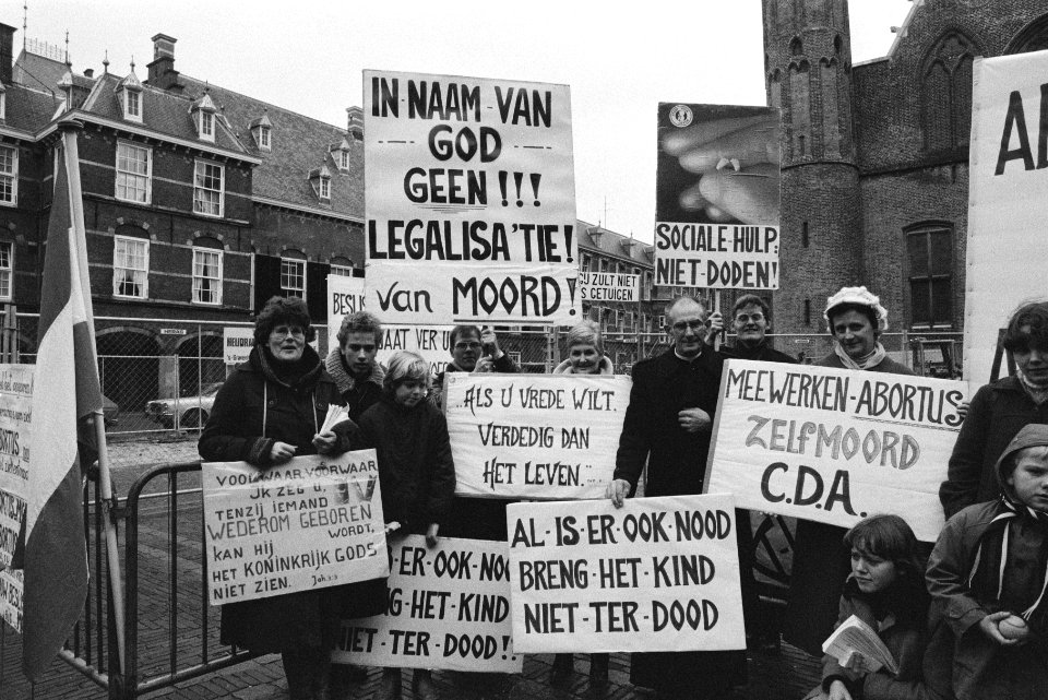 Demonstratie van tegenstanders van abortus op Binnenhof, Den Haag , demonstrante, Bestanddeelnr 931-1463