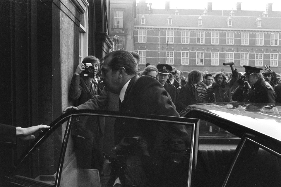 Demonstratie op Binnenhof tegen vrijlating Drie van Breda, Biesheuvel arriveert, Bestanddeelnr 925-4213