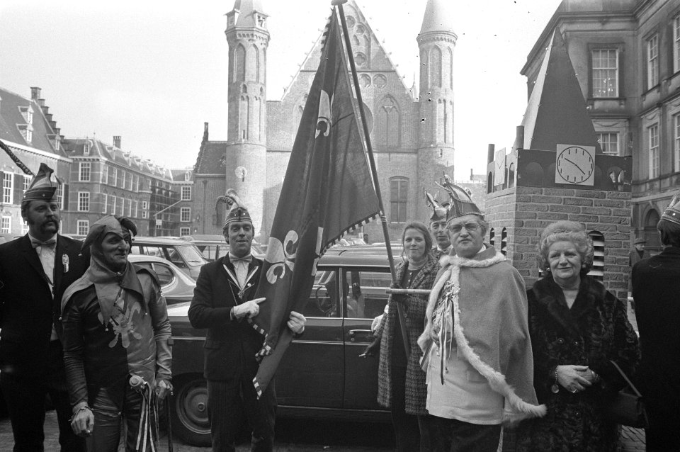 Demonstratie op Binnenhof tegen samenvoeging gemeenten in IJmondgebied, Johnny J, Bestanddeelnr 925-3730