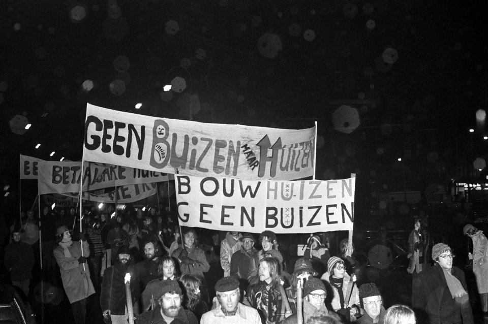 Demonstratie Voor het behoud van Amsterdam demonstrant met spandoeken, Bestanddeelnr 925-3397