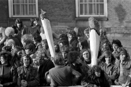Demonstratie voor hasj-legalisering, Den Haag levensgrote stickies en borden, Bestanddeelnr 928-2469