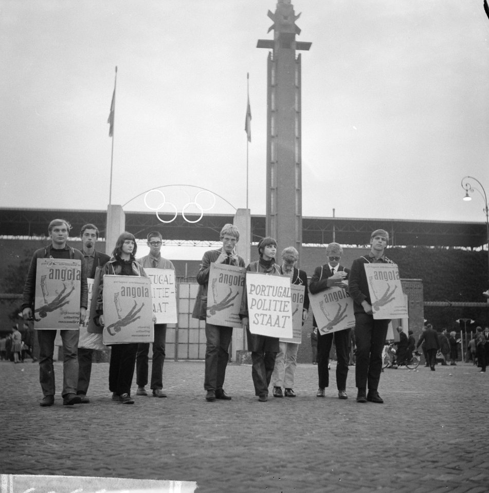 Demonstratie op het Stadionplein te Amsterdam tegen Portugees optreden in Angola, Bestanddeelnr 915-3365