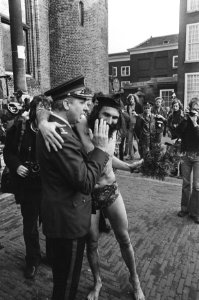 Demonstratie voor hasj-legalisering, Den Haag demonstrant in zwembroek omhelst, Bestanddeelnr 928-2465