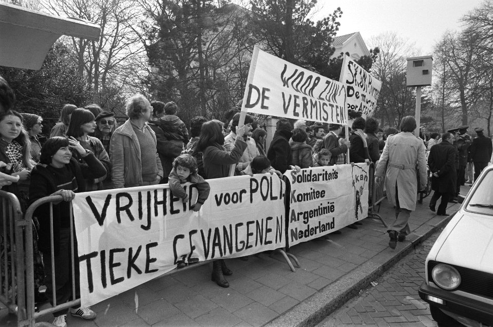 Demonstratie voor Argentijnse Ambassade Den Haag tegen bewind Pinocet, Bestanddeelnr 930-7404