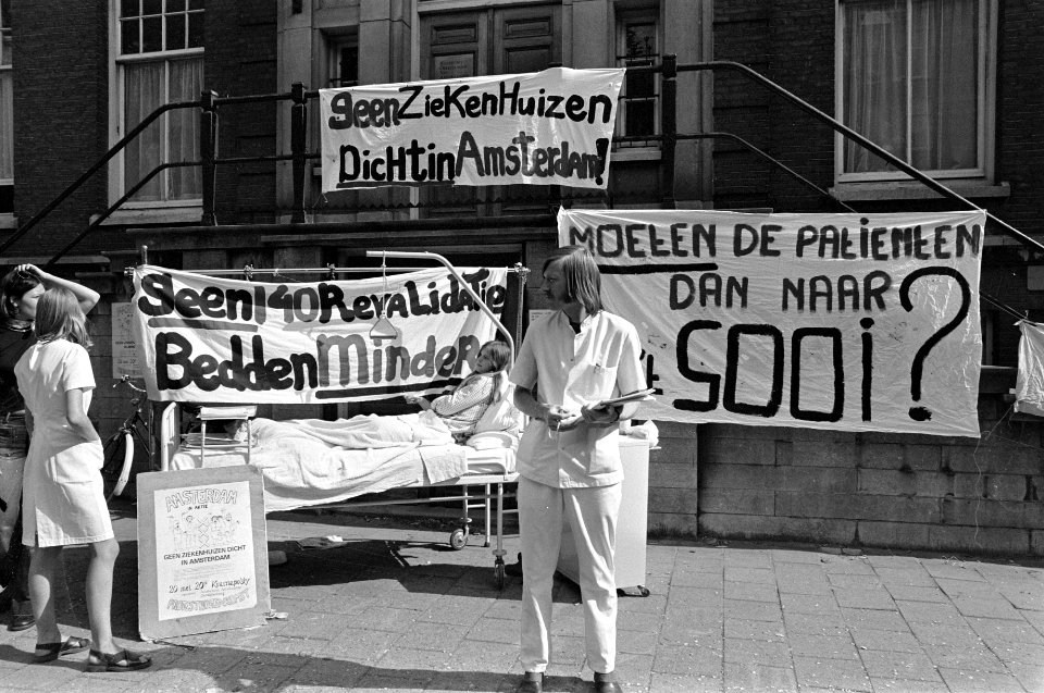 Demonstratie personeel Hervormde Revalidatiekliniek Overtoom tegen sluiting, Bestanddeelnr 928-5823