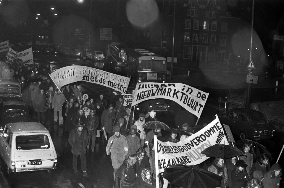 Demonstratie Voor het behoud van Amsterdam demonstrant met spandoeken, Bestanddeelnr 925-3398