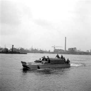 Demonstratie pontonniers met Kolonel Schafroth, Bestanddeelnr 902-6757