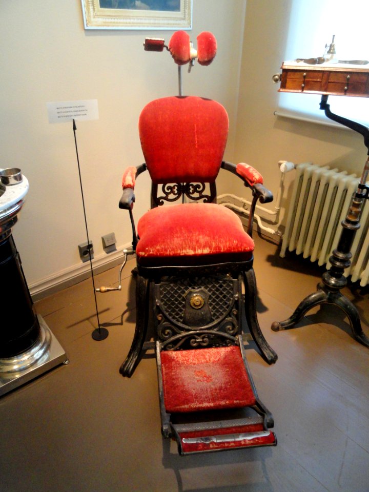 Dentist's chair - Arppeanum - DSC05237