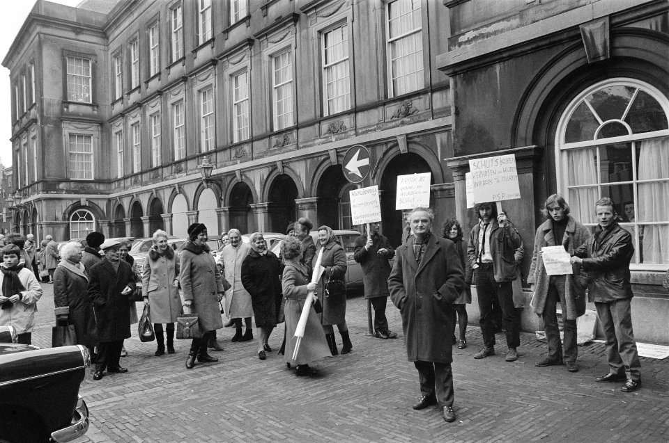 Demonstratie op het Binnenhof tegen de huurwet van minister van Volkshuisvestin…, Bestanddeelnr 924-3406