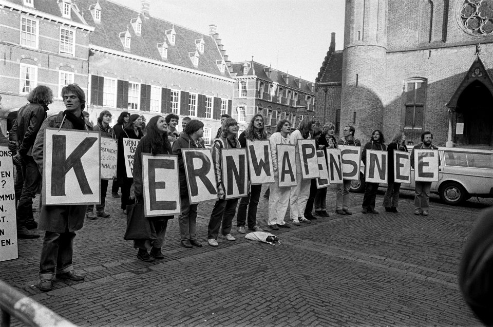 Demonstratie op het Binnenhof tegen kernwapens spandoeken met oa Kernwapens , Bestanddeelnr 930-5933