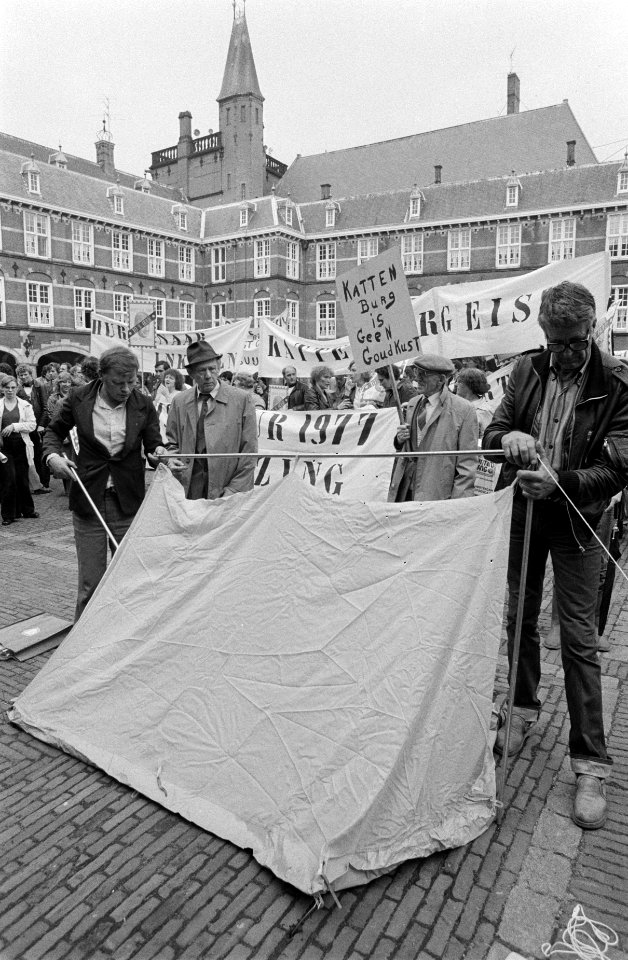 Demonstratie op Binnenhof tegen te hoge huren demonstranten met borden, demonst, Bestanddeelnr 934-6647