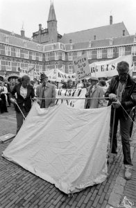 Demonstratie op Binnenhof tegen te hoge huren demonstranten met borden, demonst, Bestanddeelnr 934-6647