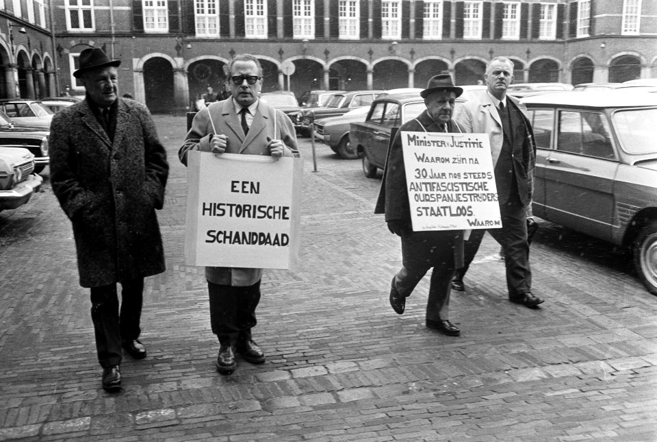 Demonstratie op Binnenhof tegen statenloosheid Oud Spanje strijders A. Kloostra , Bestanddeelnr 922-1412