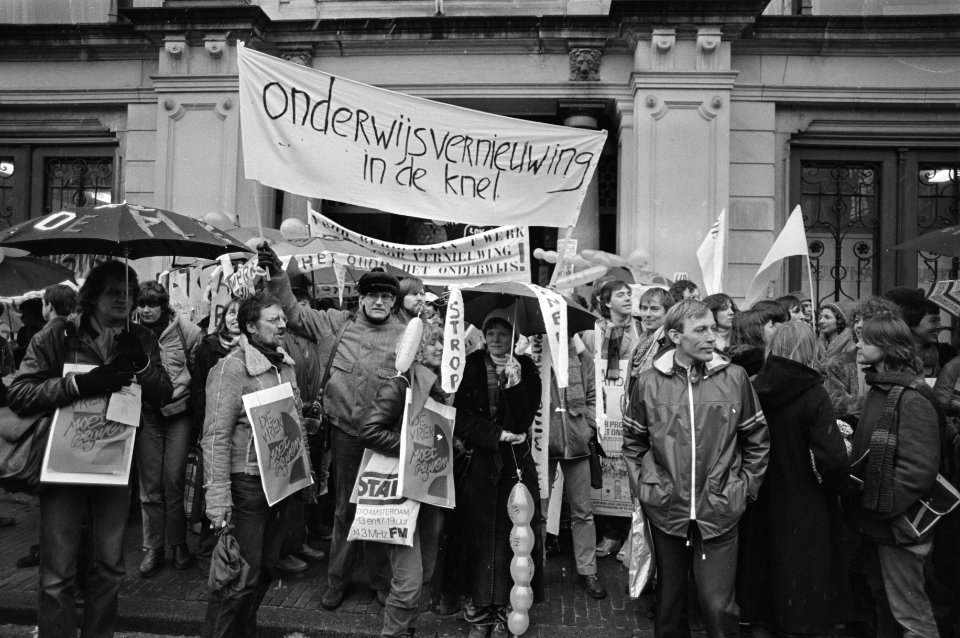 Demonstratie stakende leden adviescollege voor onderwijs in Amsterdam De demons, Bestanddeelnr 931-2599