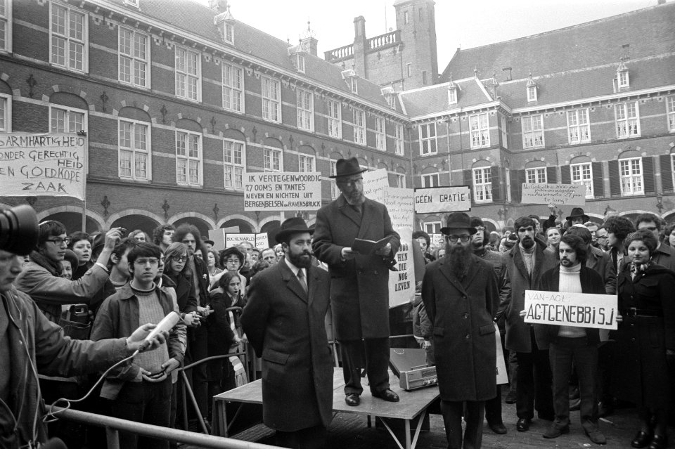 Demonstratie op het Binnenhof tegen de vrijlating van de Drie van Breda zingen…, Bestanddeelnr 925-4210